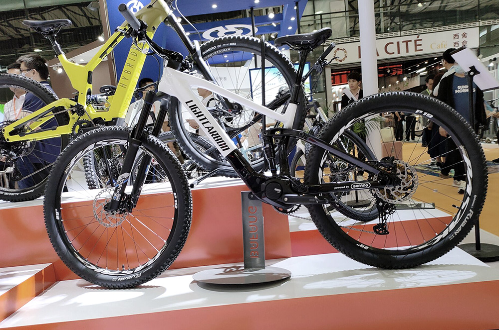 LightCarbon LCE930 E-MTB exhibited in Bafang booth